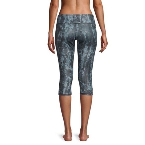 Alo Airbrush Capri Leggings - Picture 2 of 9